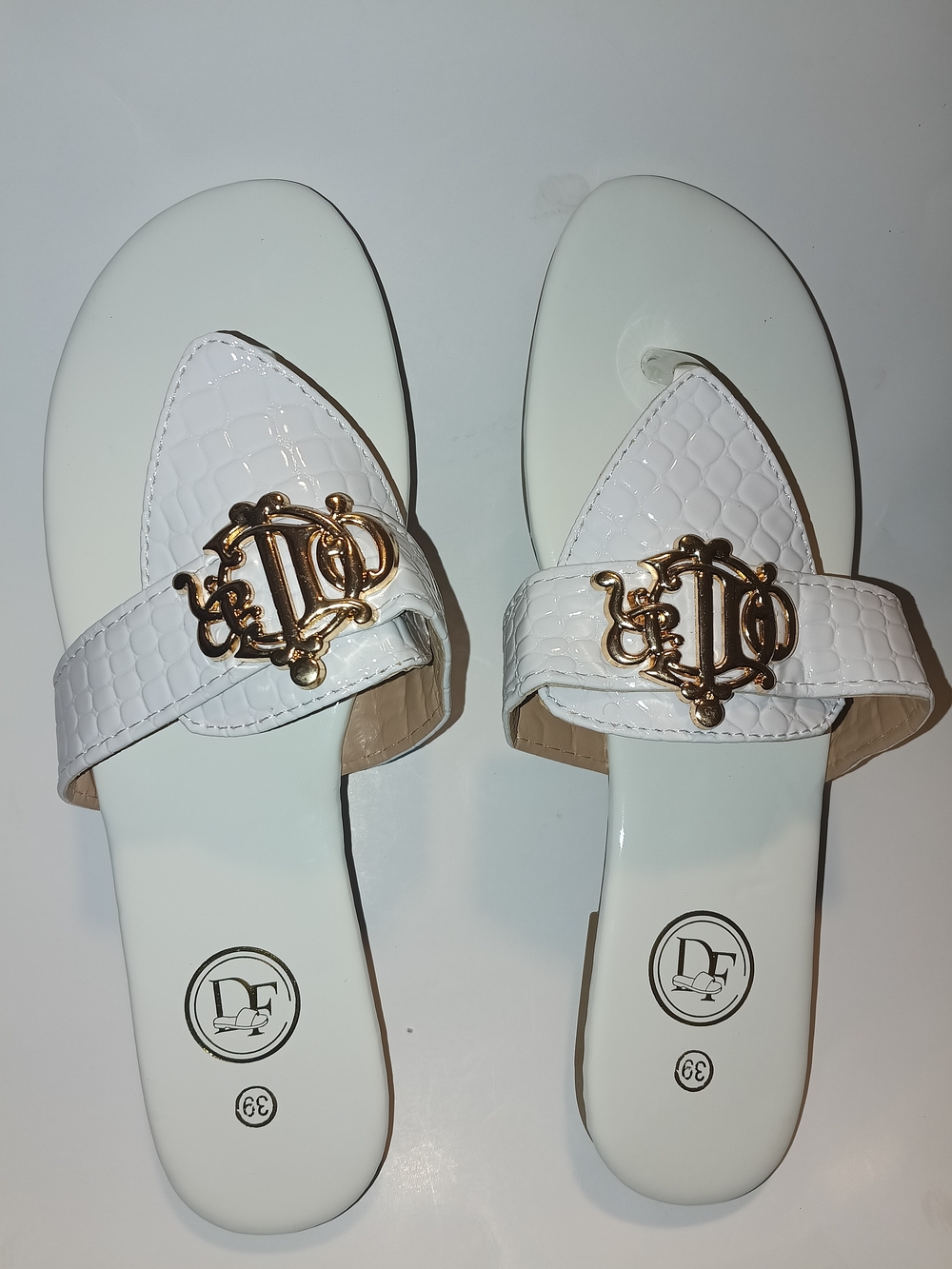 White Women's Thong Sandals with Gold Emblem.new With Box.Size 39 US :8.5 - Picture 3 of 4